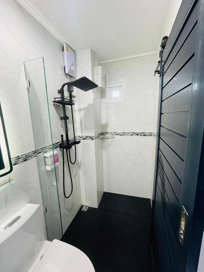 Thonglor Suites Hotel Бангкок Экстерьер фото
