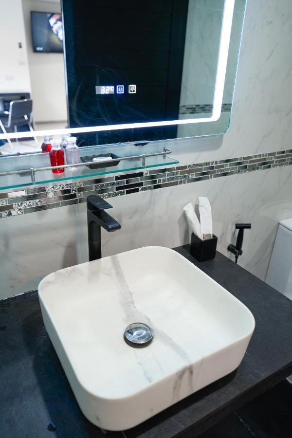 Thonglor Suites Hotel Бангкок Экстерьер фото